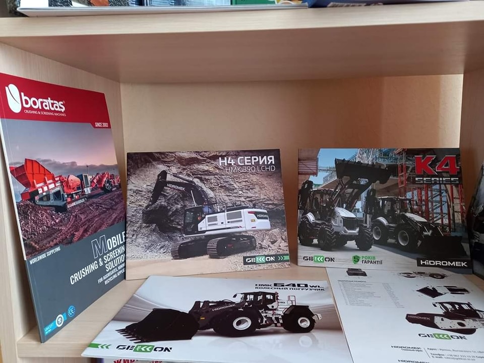 Поличка з книжками