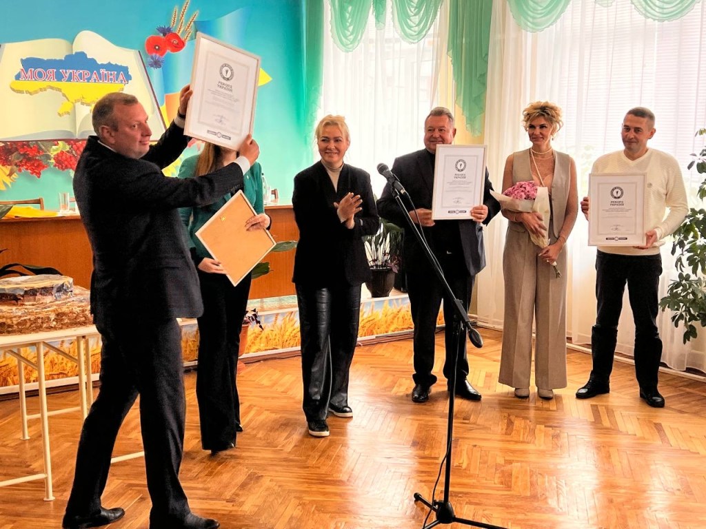 Пам'ятний момент вручення сертифіката рекорду представникам школи &laquo;Алеф Строй&raquo;